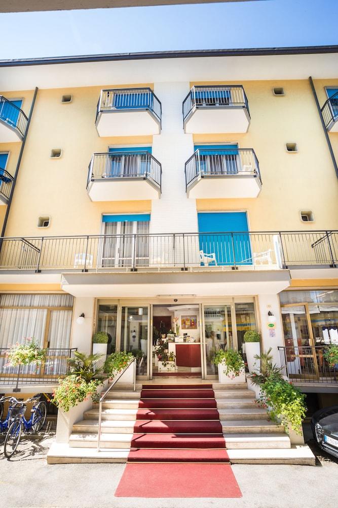 לידו די ג'סולו Hotel Azzorre מראה חיצוני תמונה